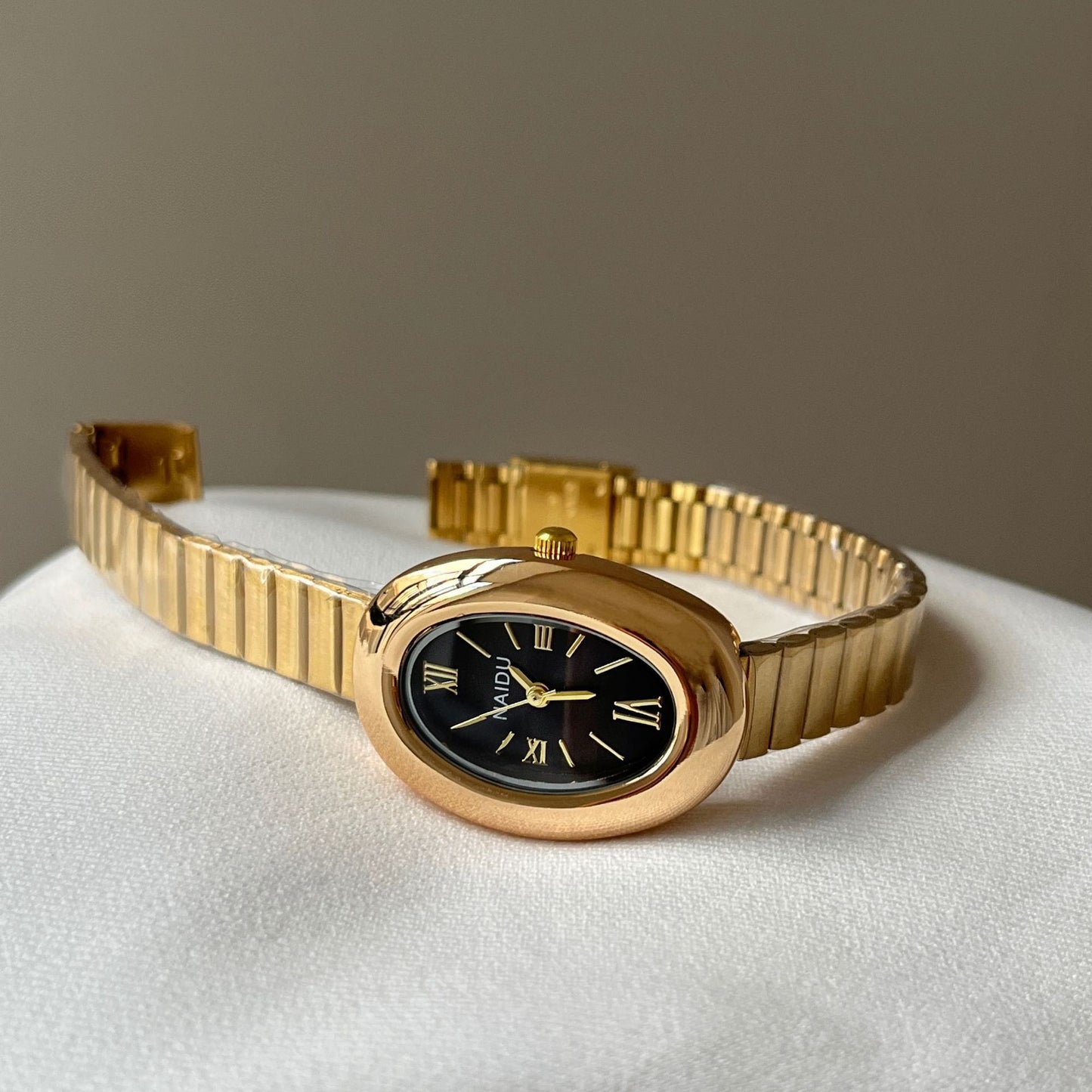 Elegant, Sophisticated, And Subtly Luxurious Retro Womens Wristwatch - Cozy Haven